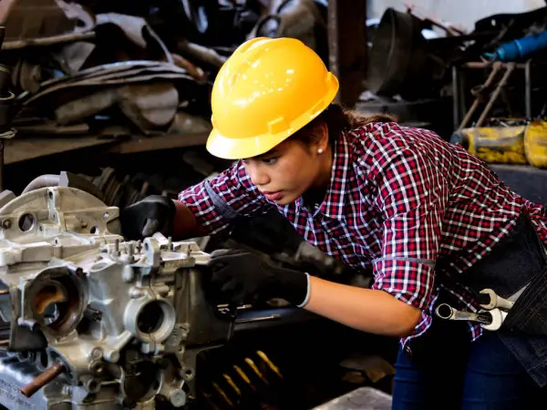 Do Mechanics Wear Hard Hats