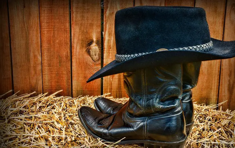 Do cowboy hats have to match boots?