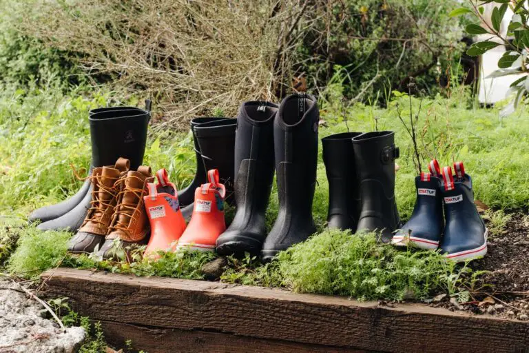 Rainboots Vs Galoshes: What's the Difference? | Work Gearz