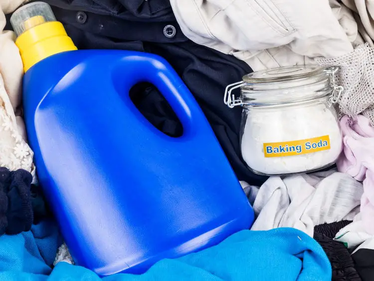 Baking soda to clean greasy clothes