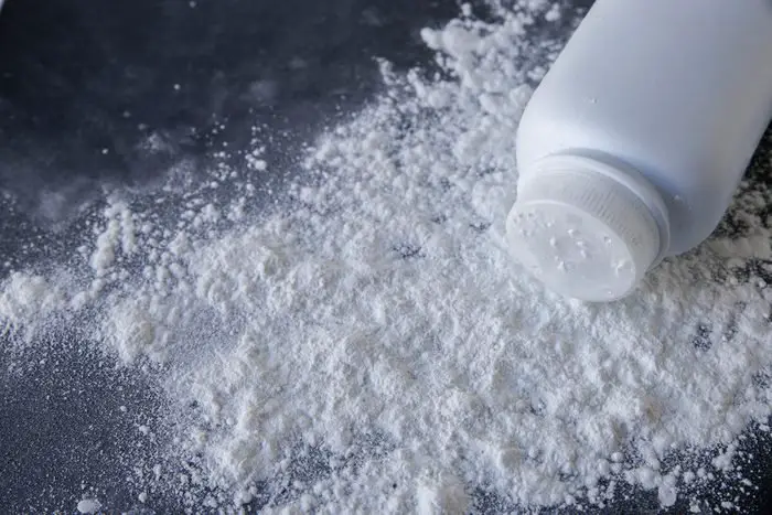Removing grease and oil stains using talcum powder